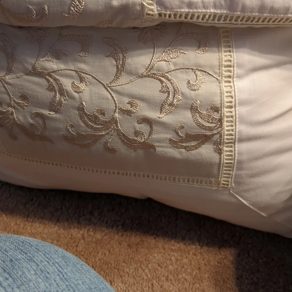 4Piece Bedding Accessory Completer Set SALE SALE SALE Never Used Sun Sale